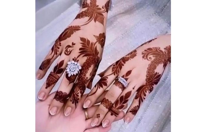 Attractive Pakistani Front Hand Mehndi Design 